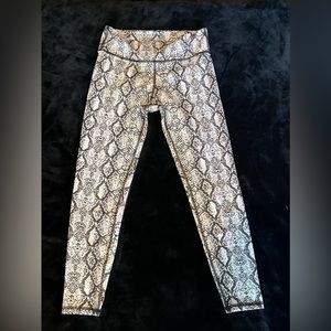 Women’s snakeskin Leggings Sz M
